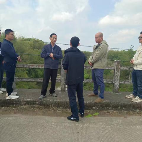 临高县政协主席林恩荣深入多文镇开展巡河工作