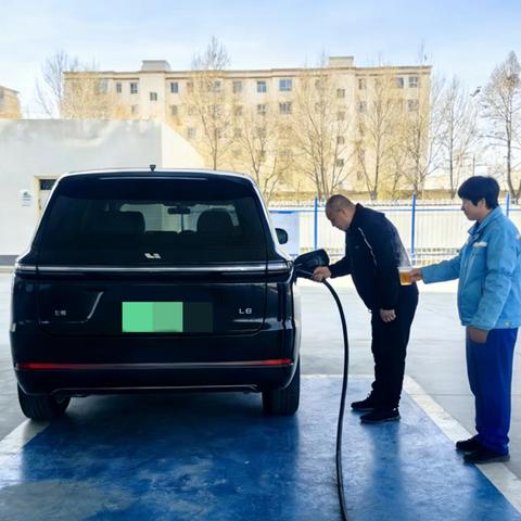 【巴州销售公司】一站式服务圈粉车主 护航乌尉高速绿色出行