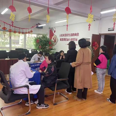 25.10.15健康服务送到家：东站街道蓝山社区联合多机构开展义诊，用专业服务筑