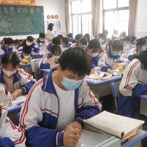 一笔一画现文化与风采--记万宁中学高二年级硬笔书法比赛