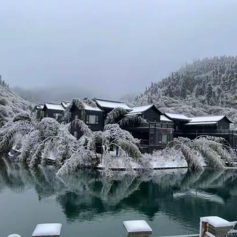 云冰山里的原生雪地木屋