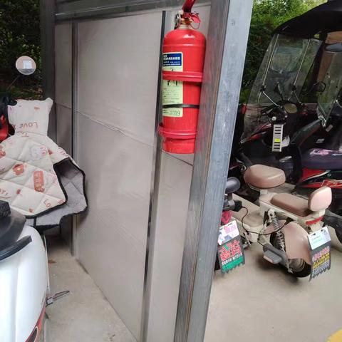 扶风大队指导辖区物业设置电动自行车实体分隔停放区