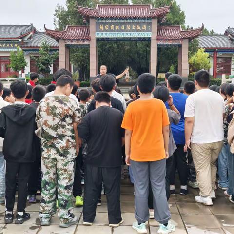 郑城镇一中少先队赴苏家崮抗日烈士陵园开展缅怀先烈活动