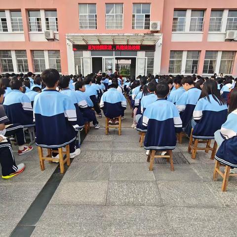 郑城镇一中召开法治教育报告会