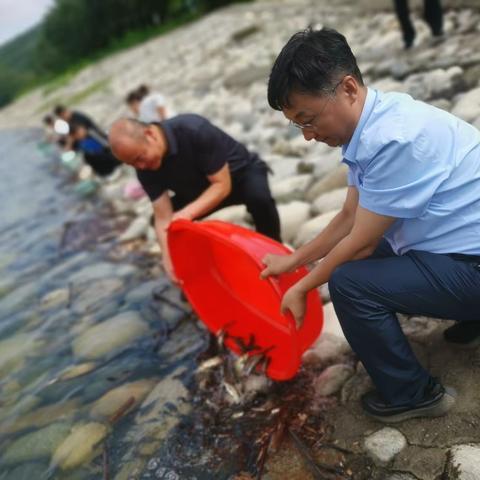 增殖放流护生态 水美鱼丰泽万年——西安黑河供水公司联合周至县农业农村局在金盆水库开展增殖放流活动