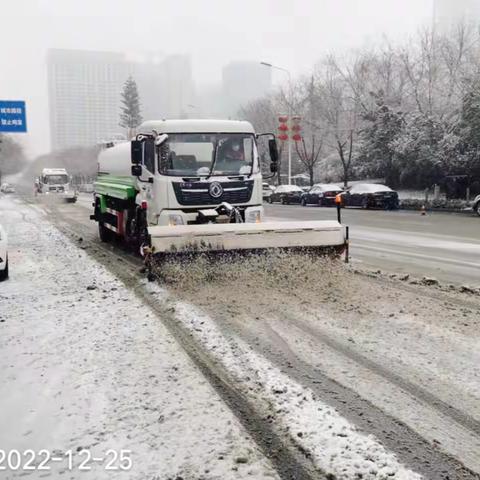 连夜备战早部署 扫雪除冰护安全