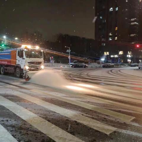 “速度”彰显“温度”30小时昼夜扫雪作战只为市民“安心路”