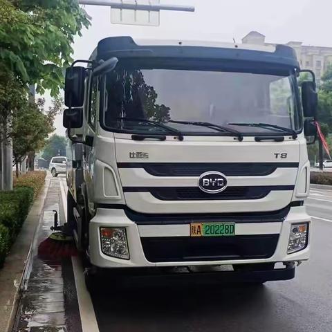 借雨全民洗城  精细作业除泥垢