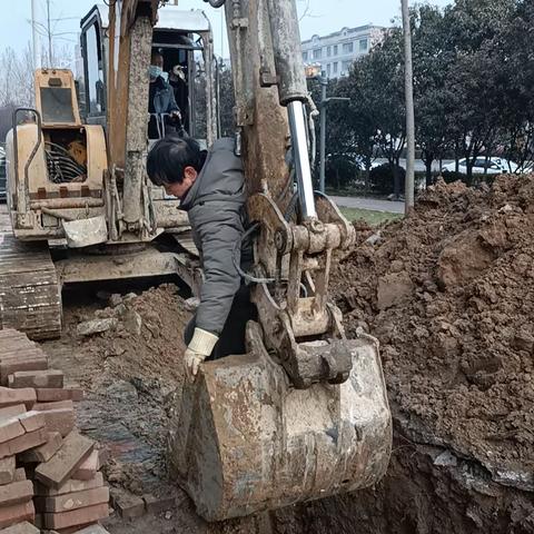 团结就是力量，宏伟九庭全员努力修复小区排污管道