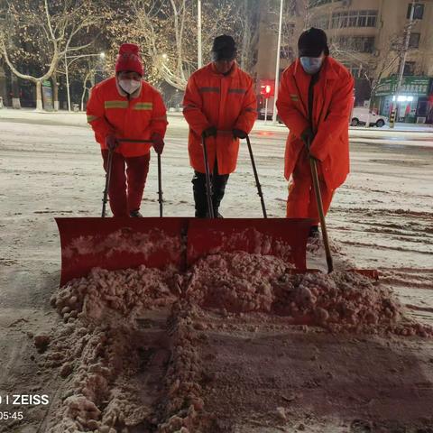【华龙环卫】环卫工人坚守一线 争分夺秒清雪除冰