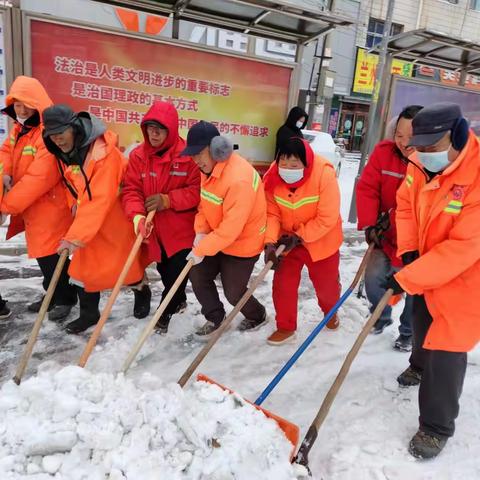 【华龙环卫】环卫橙暖龙城 破冰除雪夜未停