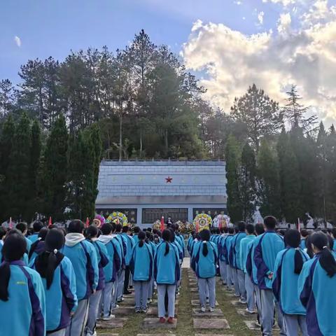 缅怀先烈寄哀思 赓续精神勇担当——遂昌中学公园路校区开展清明祭扫活动