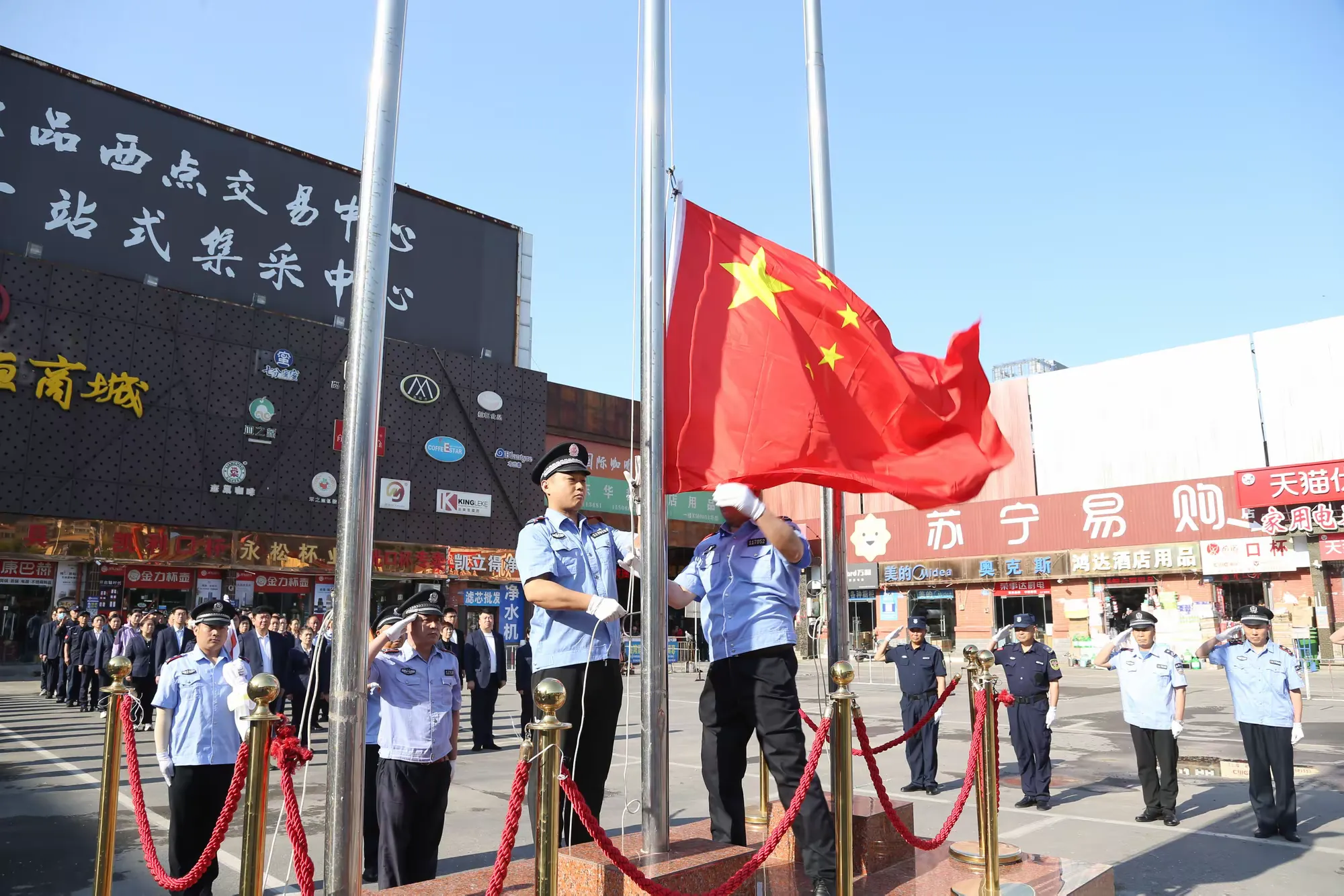 简篇-致敬劳动者,传承劳动精神——中恒商城举行五一劳动节升旗仪式