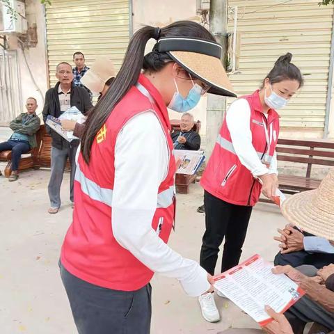 三家镇玉雄村网格员持续开展扫黑除恶宣传工作