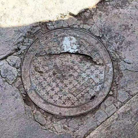 井盖虽小隐患大，及时更换民忧