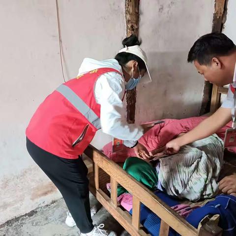 三家镇网格员上门提供“人脸识别”服务