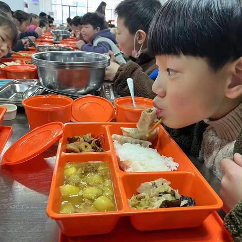 让午餐更美味，让家长更安心----示范区实验小学午餐纪实