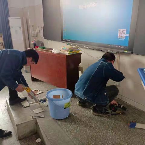 排查安全隐患 确保用电安全----示范区实验小学校园维护动态