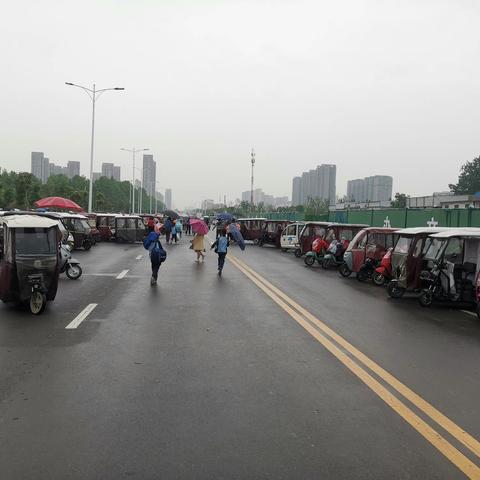 规范上学放学路队秩序　培养实小学子良好习惯