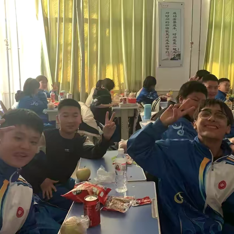 红脸喜笑如花开  快乐时光真可爱 ——唐山四中举办迎新年班级联欢会 ‍