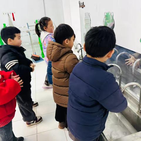 【习惯养成】巴彦忙哈中心幼儿园中班——文明进餐小榜样