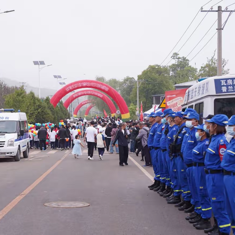 徒步大会全民健身，蓝天护航一路向前