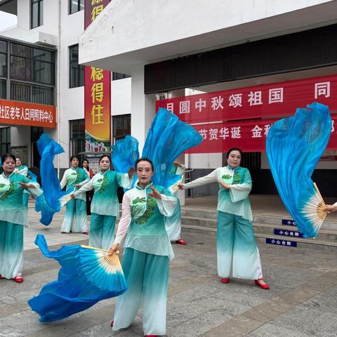 南坊社区新时代文明实践站开展“喜迎双节贺华诞 金秋丰收暖邻里”文明实践活动