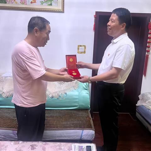 沙河市民政局为退休干部颁发“光荣在党50年”纪念章