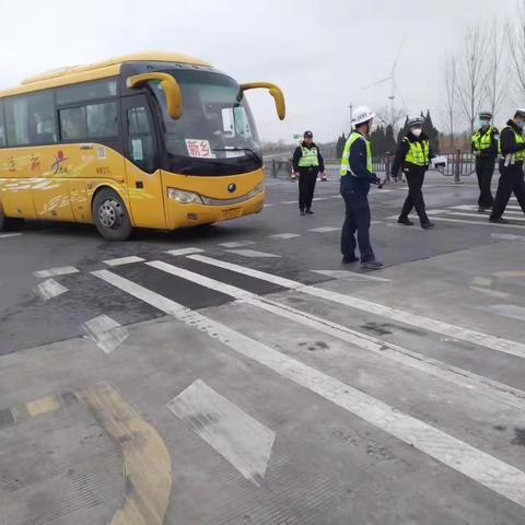 封丘收费站配合交警查处客车超员