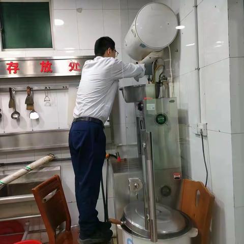 “最美职工”：牺牲休息时间修理电热水器