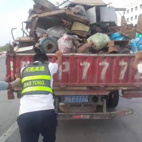 封丘收费站帮助司乘推车 传递高速情