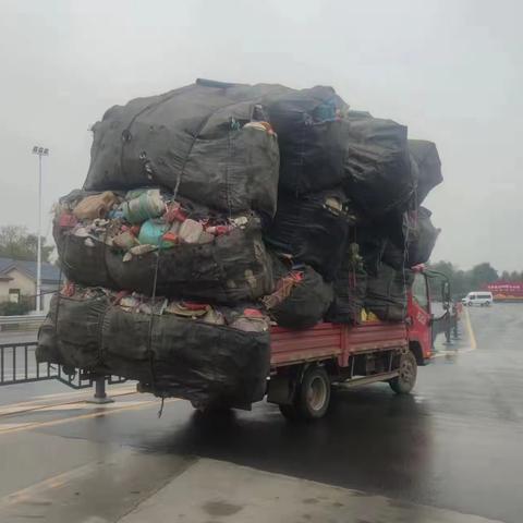 封丘收费站：热心帮忙捡拾散落货物