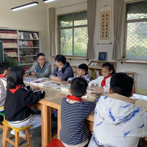 著名作家乔叶到大南坡小学听孩子读诗