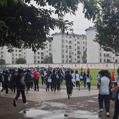 防震减灾，筑牢安全防线——来宾市兴宾区凤凰八一中学2025年度地震应急疏散演练暨地质灾害应急避险演练活动