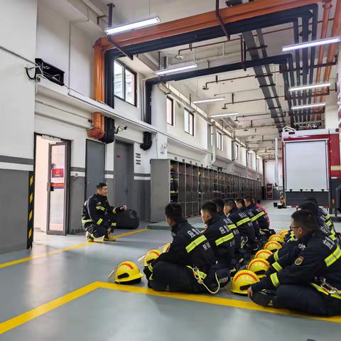 创新港消防救援站组织开展黑暗环境沿水带撤离操训练