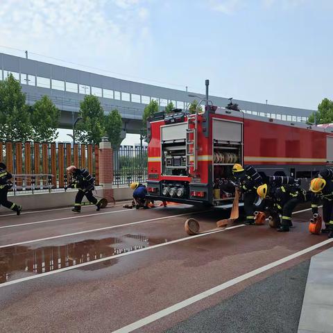 创新港消防救援站组织开展楼层火灾内攻操训练