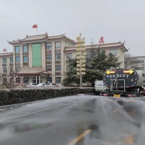龙山街道：以雪为令，迅速打响新年除雪保畅第一仗