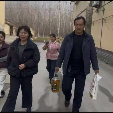 情暖新春 关爱同行——龙山街道开展“新春走访失独家庭”慰问活动