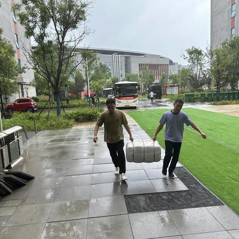 卫辉市民政局帮助安置受灾群众