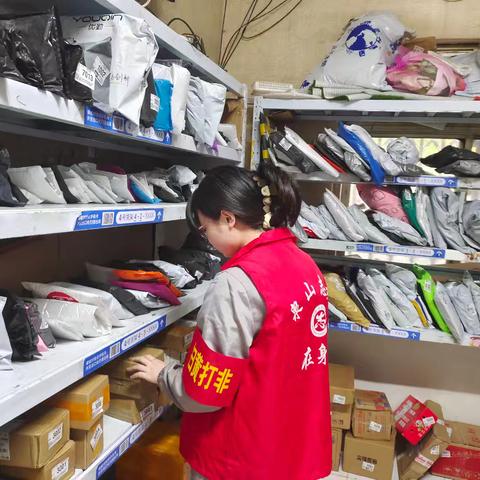 段庄街道矿东社区:开展志愿者“扫黄打非”检查宣传活动