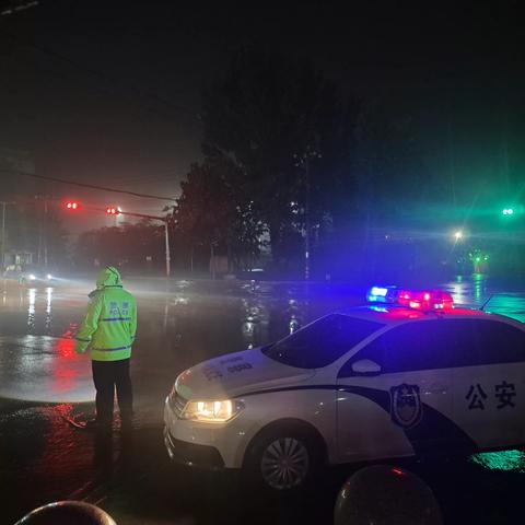 大雨倾盆 无极交警多措并举 做好雨夜“守路人”