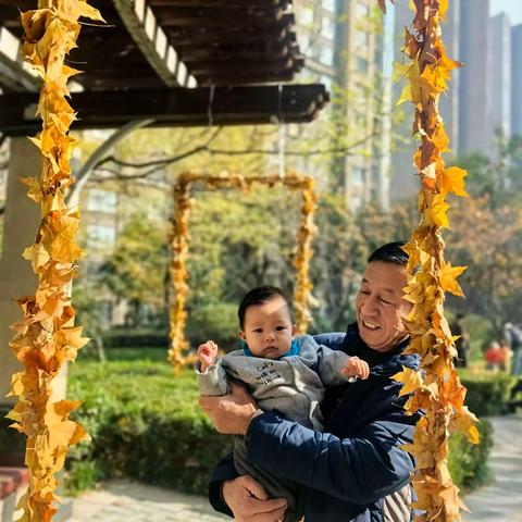 落叶“框”景 温情入画 经发物业清扫行动巧变社区创意艺术展