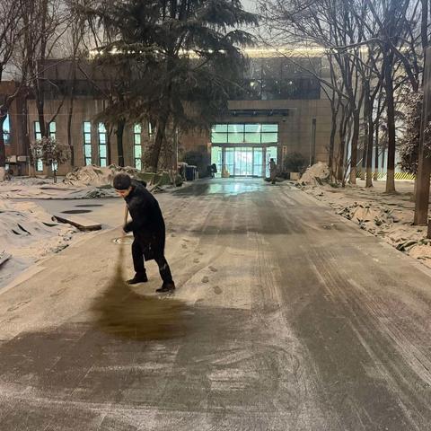 风雪夜归人：经发物业的“不眠扫雪战”