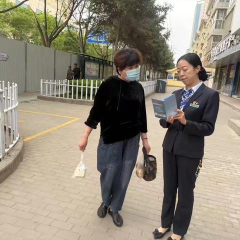 开元路支行开展“学习张富清精神，做乐于奉献的人”主题党日活动