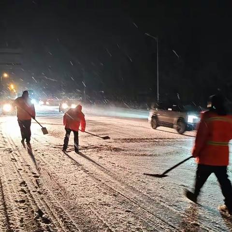 新乡县公路事业发展中心连夜开展除雪保通工作