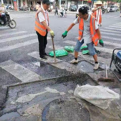 【开发区城市管理局市政工程所】修补破损路面，畅通出行“民生路”