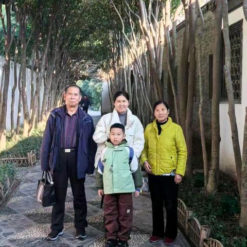 秋假踏扬揽清韵 初心寄暖赴韶华