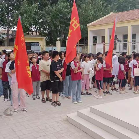 我校举行庆六一油桃采摘活动