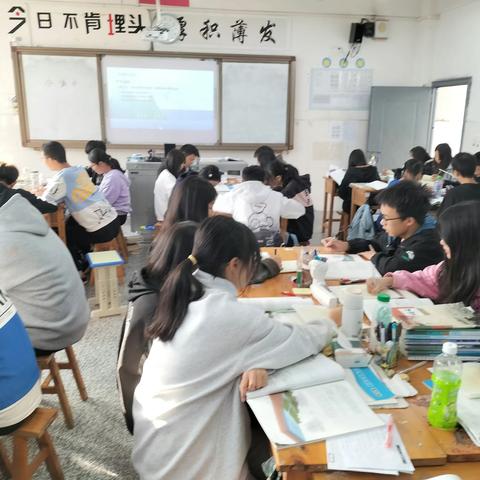 自强不息建新功，奋斗不止向未来——记官渡中学文综组