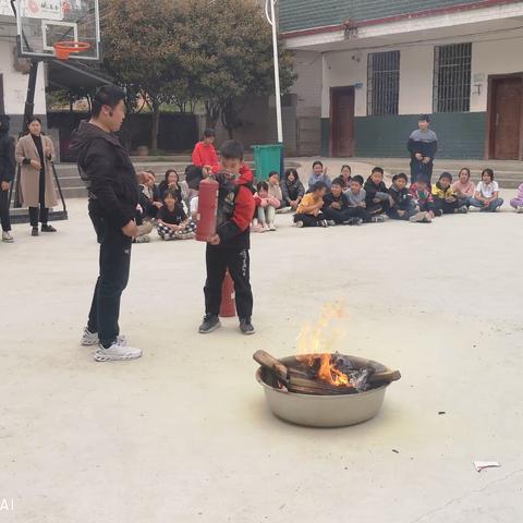 开展安全消防演练 筑牢生命安全底线 ——廖坊小学组织开展校园消防安全演练